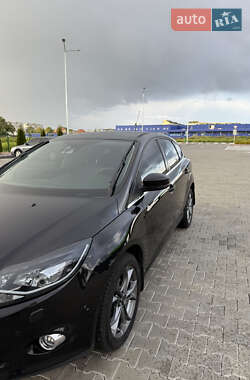 Хэтчбек Ford Focus 2012 в 